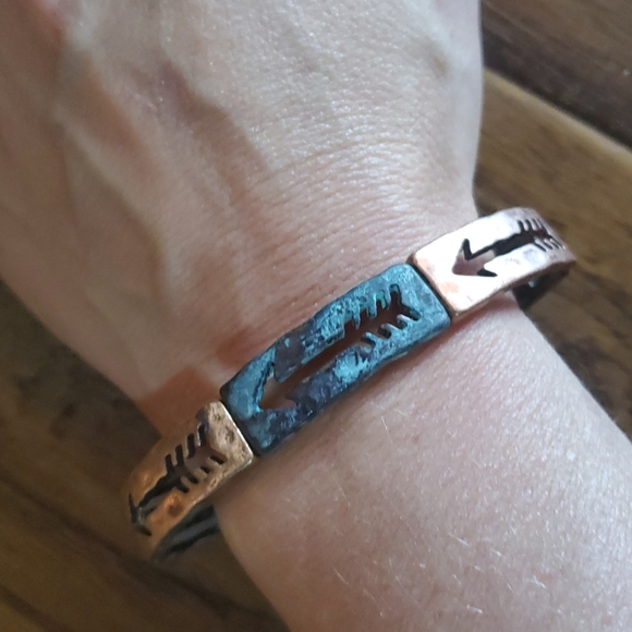 NEW! Bracelet Boho Cut Out Arrow Stretch - Picture 1 of 3